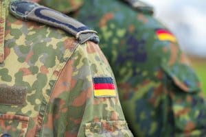 Bundeswehruniform mit Deutschland Flagge